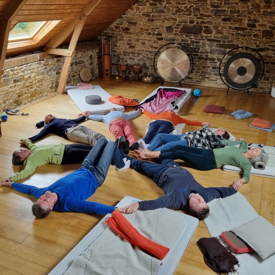 Un groupe Moo'vie en session : participants en cercle au sol